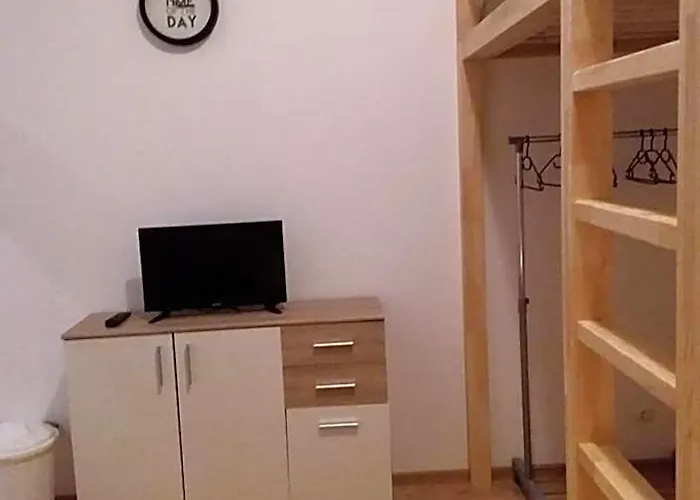 Hostel Living In The Box Berlin